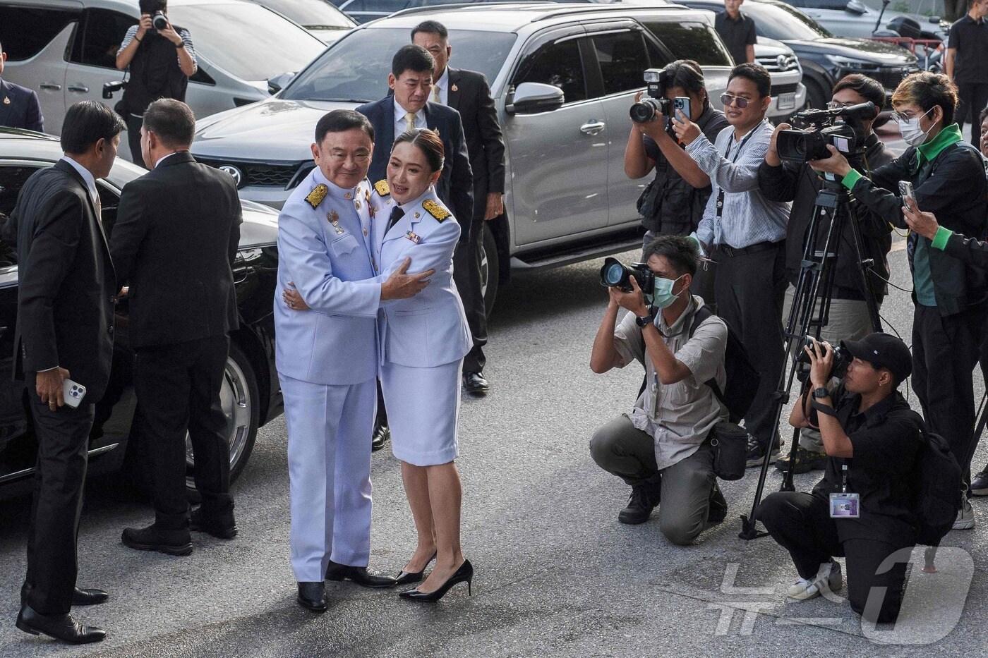 패통탄 친나왓 태국 총리가 18일(현지시각) 방콕에서 신임 총리로 왕실 인증식에 아버지 탁신 친나왓 전 총리와 도착을 하고 있다. 2024.08.18 ⓒ AFP=뉴스1 ⓒ News1 우동명 기자