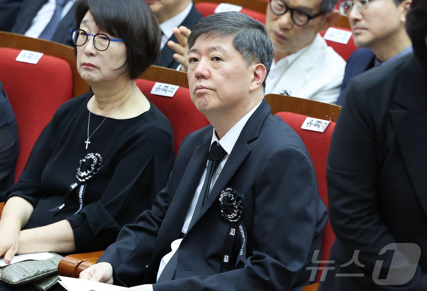 김홍걸 전 의원이 18일 서울 동작구 국립서울현충원 현충관에서 열린 '김대중 전 대통령 서거 15주기 추도식'에 참석해 착석해 있다. 2024.8.18/뉴스1 ⓒ News1 김도우 기자