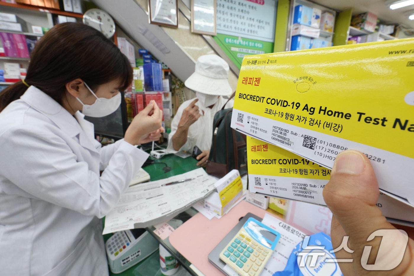 신종 코로나바이러스 감염증(코로나19)이 재유행하고 있는 18일 서울 종로구 새종로약국에서 약사가 코로나19 자가 키트를 구매하는 고객에게 사용법을 알려주고 있다. 코로나19 환자가 6주 만에 약 22배로 폭증하면서 치료제와 진단키트 품귀 현상이 전국 곳곳에서 발생하고 있다. 생산공장에서는 재고가 바닥나 공장을 풀가동하고 있는 상황이며 진단키트 제조업체들은 이번주 공급 물량도 납품 예약이 완료될 정도로 제품 조달에 어려움을 겪고 있다. 2024.8.18/뉴스1 ⓒ News1 신웅수 기자