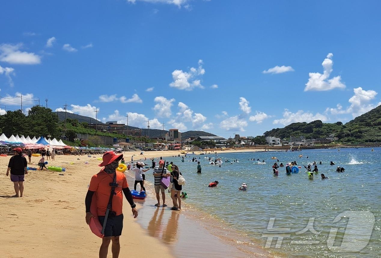 본문 이미지 - 18일 경남 거제 구조라해수욕장에서 물놀이를 즐기는 피서객과 이를 지켜보는 라이프가드.2024.8.18 /뉴스1 강미영기자