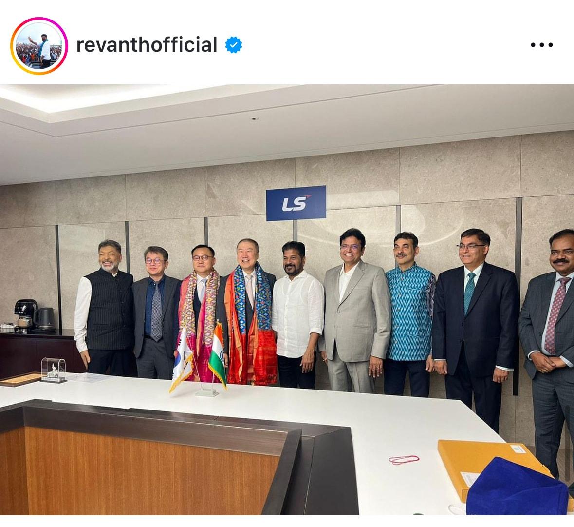 본문 이미지 - 구자은 LS그룹 회장(왼쪽에서 네 번째)이 레반스 레디 인도 텔랑가나주 총리(왼쪽 다섯번째)를 만나 기념촬영을 하고 있다(레반스 레디 총리 인스타그램 캡처)