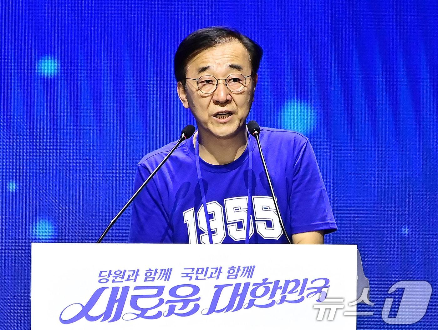 본문 이미지 - 김윤덕 더불어민주당 사무총장이 18일 오후 서울 송파구 올림픽공원 KSPO돔에서 열린 제1차 정기전국당원대회에서 전국대의원회의 경과보고를 하고 있다.(공동취재)2024.8.18/뉴스1 ⓒ News1 김민지 기자