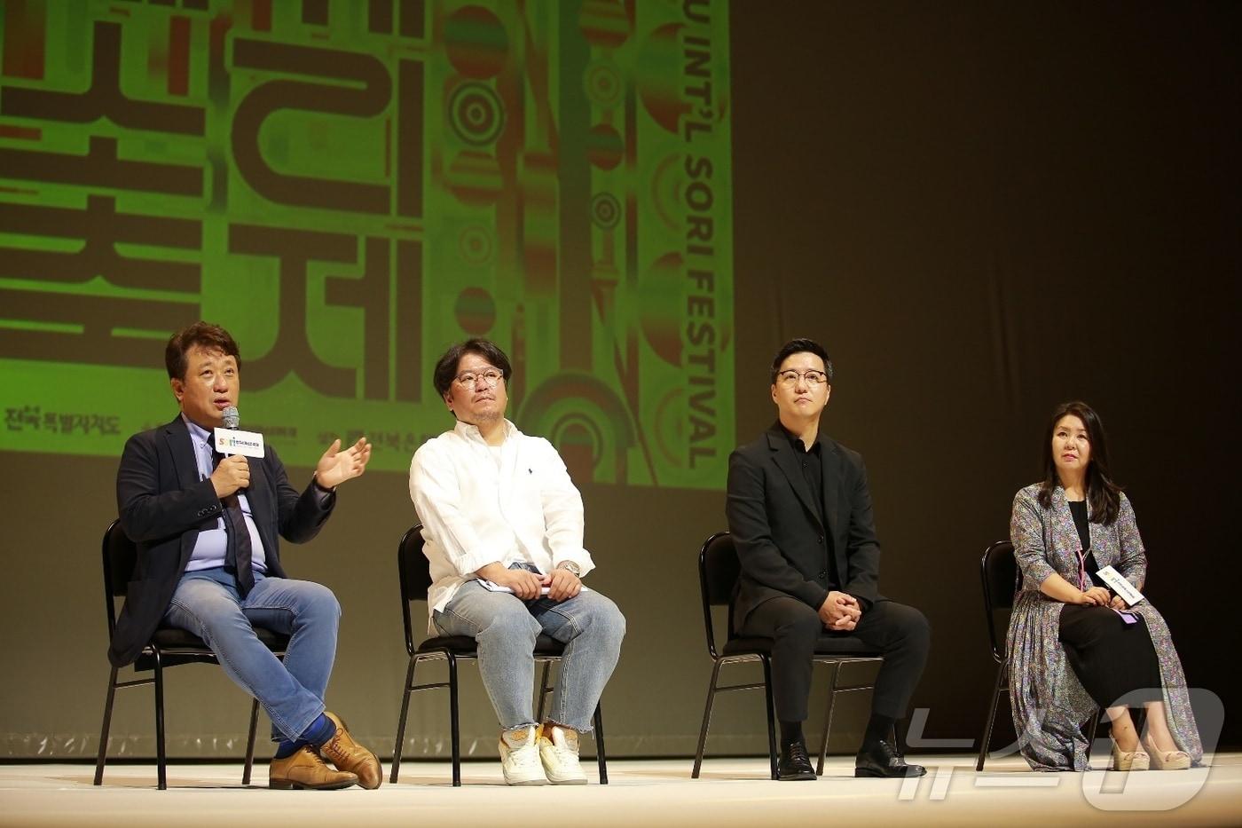 본문 이미지 - 18일 오전 11시 30분 한국소리문화의전당 모악당에서 진행된 '2024전주세계소리축제' 폐막 기자회견에서 이왕준 조직위원장이 질문에 답하고 있다.(전주세계소리축제 제공)/뉴스1