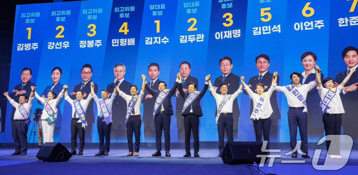 본문 이미지 - 더불어민주당 이재명 등 대표 후보와 최고위원 후보들이 18일 오후 서울 송파구 KSPO DOME(올림픽체조경기장)에서 열린 제1차 정기전국당원대회에서 당원들에게 인사하고 있다. 왼쪽부터 김병주, 강선우, 정봉주, 민형배 최고위원 후보, 김지수, 김두관, 이재명 당대표 후보, 김민석, 이언주, 한준호, 전현희 최고위원 후보.(공동취재)2024.8.18/뉴스1 ⓒ News1 김민지 기자