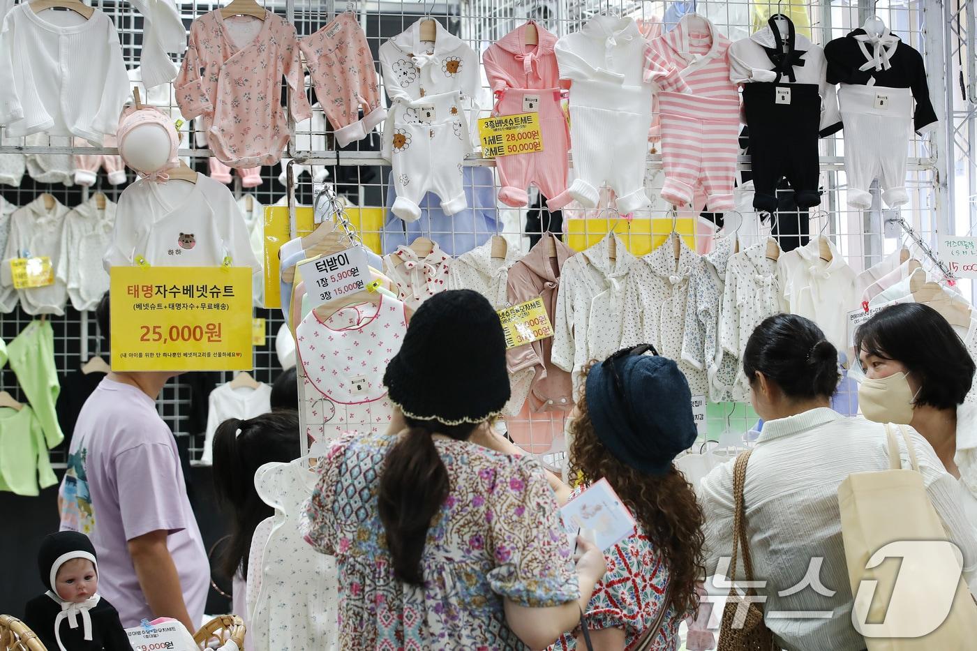 지난 8월18일 대구 엑스코에서 열린 영남권 최대 육아박람회인 '대구 베이비&키즈페어'를 찾은 시민들이 다양한 임신·출산·육아 관련 용품을 살펴보고 있다. 2024.8.18/뉴스1 ⓒ News1 공정식 기자