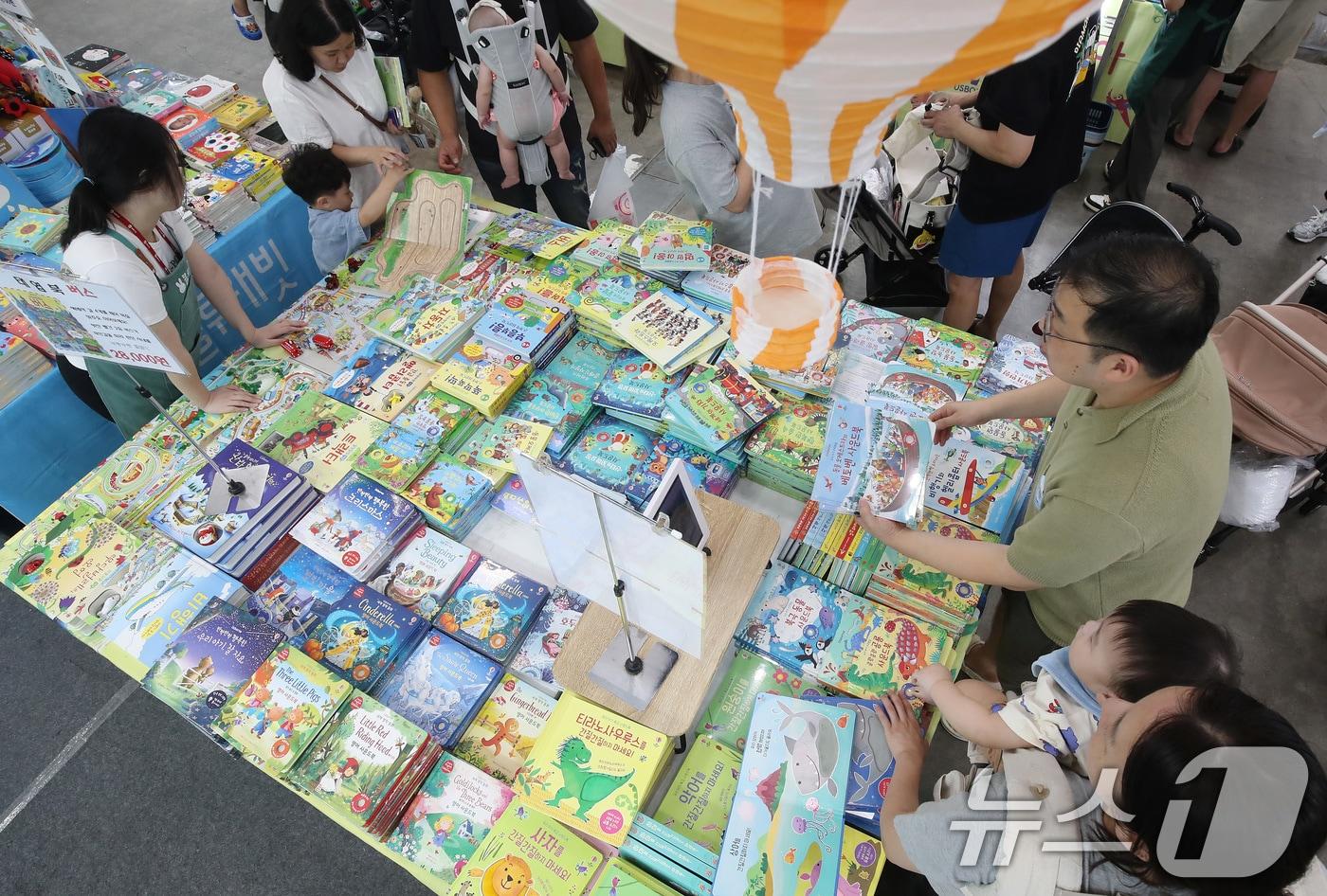 대구 엑스코에서 열린 영남권 최대 육아박람회 '대구 베이비&키즈페어'를 찾은 시민들이 유아용 동화책을 살펴보고 있다./뉴스1 ⓒ News1 공정식 기자