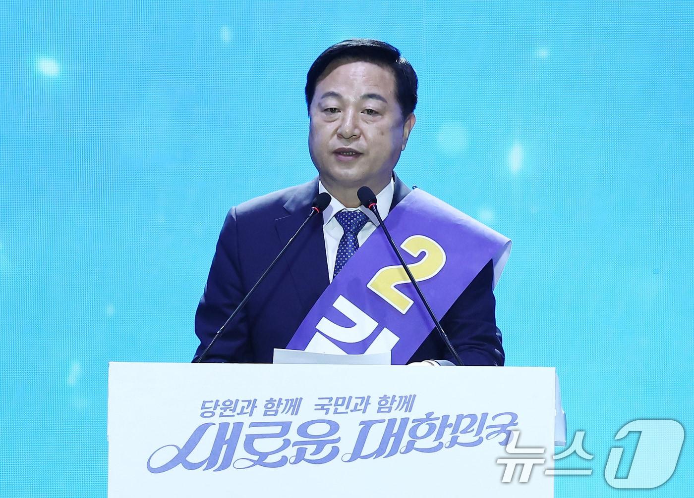 본문 이미지 - 김두관 더불어민주당 대표 후보가 18일 오후 서울 송파구 KSPO DOME&#40;올림픽체조경기장&#41;에서 열린 제1차 정기전국당원대회에서 정견발표를 하고 있다. 2024.8.18/뉴스1 ⓒ News1 김민지 기자