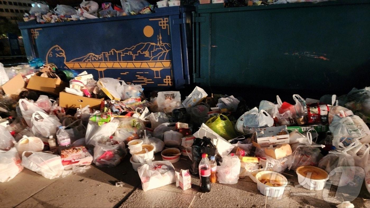 지난 7월 서울 여의도 한강공원에 쓰레기 더미가 쌓여 있다. (독자 제공)