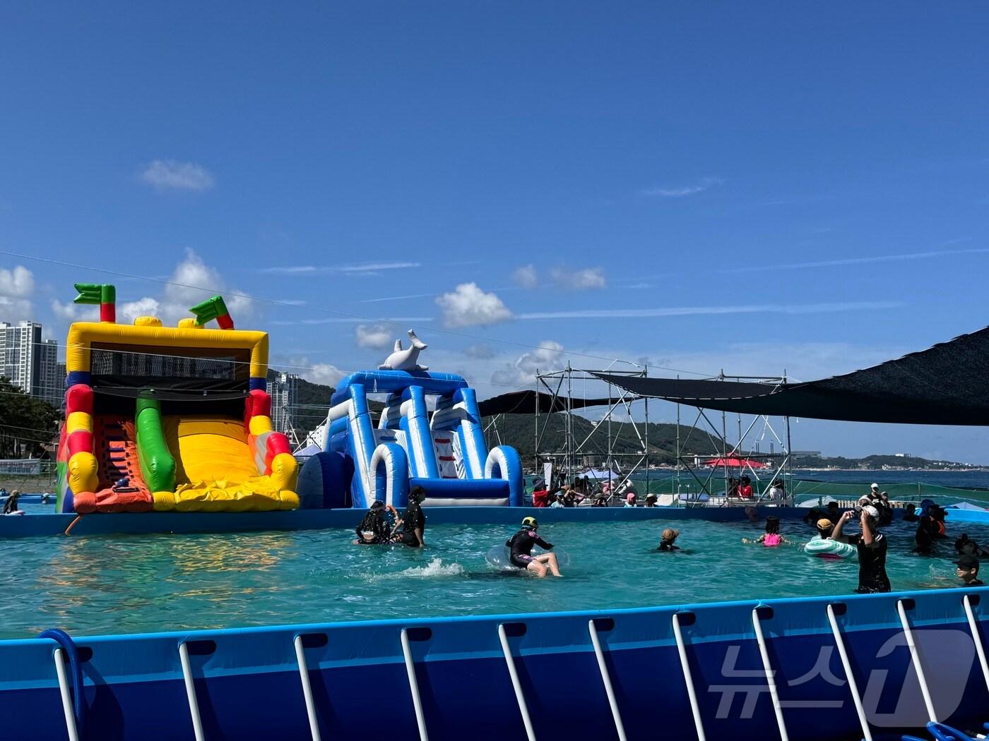 본문 이미지 - 18일 오전 11시 울산 강동 몽돌해수욕장에 위치한 산하해변 물놀이장에서 여름방학이 끝나가는 아이들이 물놀이를 즐기고 있다..2024.8.18 /뉴스1 김세은 기자