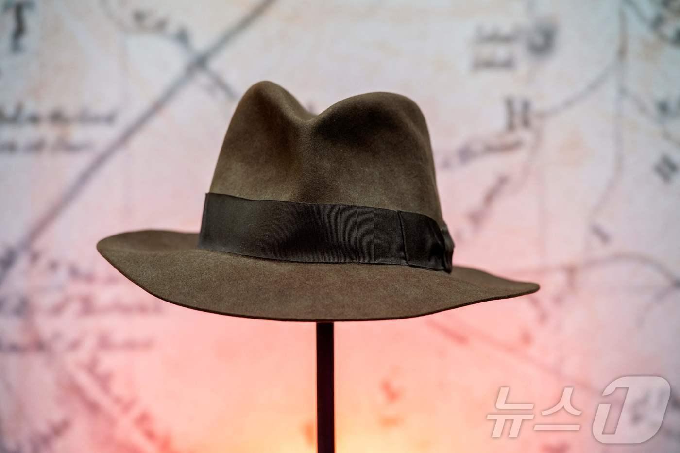 본문 이미지 - 영화 인디아나존스2 마궁의 사원에서 주인공 해리슨 포드가 쓰고 나온 모자가 17일(현지시간) 경매에서 63만 달러에 낙찰됐다. 사진은 지난 2021년 경매에 나온 인디아나존스의 모자. 2024.8.17. ⓒ AFP=뉴스1 ⓒ News1 이창규 기자