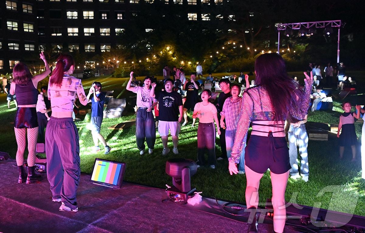 본문 이미지 - 호남대가 올해 수시모집기간을 앞두고 예비 수험생들과 지역민들을 대상으로 ‘호남대에서 즐기는 바캉스’를 운영하면서 EDM파티를 즐기는 예비 수험생들.(호남대 제공)2024.8.18./뉴스1