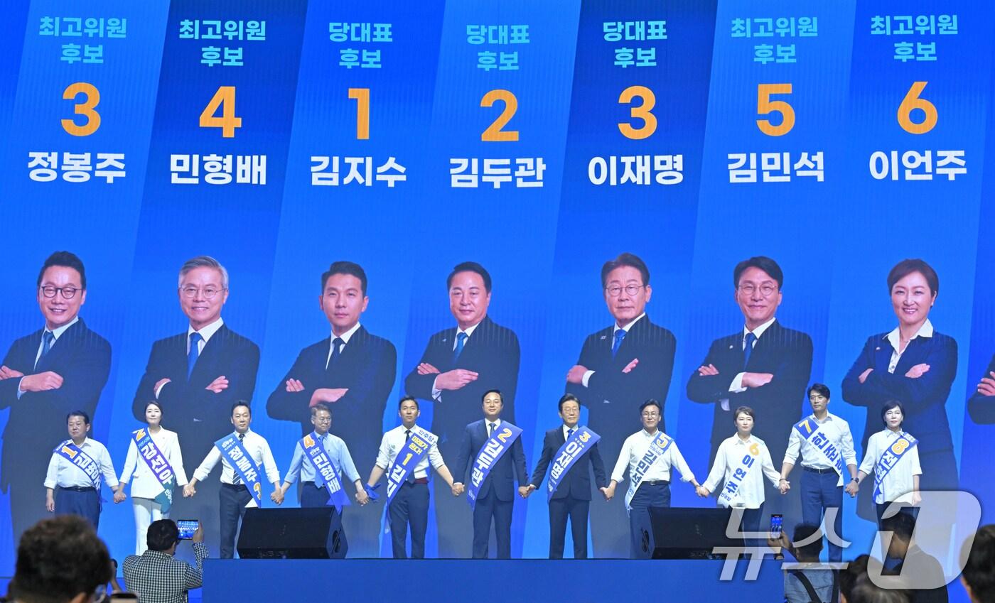 더불어민주당 이재명 등 대표 후보와 최고위원 후보들이 18일 오후 서울 송파구 KSPO DOME(올림픽체조경기장)에서 열린 제1차 정기전국당원대회에서 당원들에게 인사하고 있다. 왼쪽부터 김병주, 강선우, 정봉주, 민형배 최고위원 후보, 김지수, 김두관, 이재명 당대표 후보, 김민석, 이언주, 한준호, 전현희 최고위원 후보.(공동취재)2024.8.18/뉴스1 ⓒ News1 김민지 기자