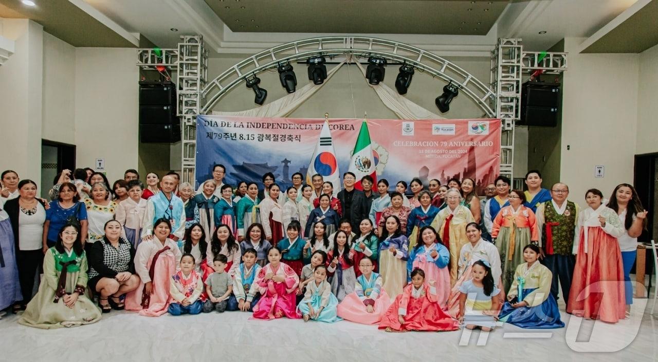 본문 이미지 - 멕시코 유카탄한인후손회가 전남대학교와 전남여고 등이 멕시코·쿠바 한복보내기 운동을 통해 전달한 한복을 입고 79회 광복절 행사를 치르고 있다.(전남대 제공)2024.8.18./뉴스1