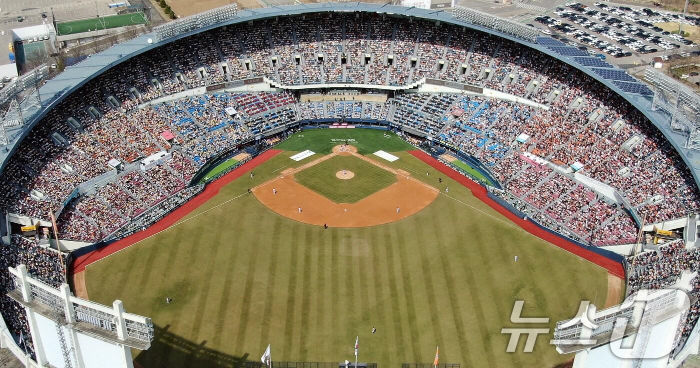 본문 이미지 - 서울 송파구 잠실야구장의 모습. (뉴스1 DB) 2024.8.18/뉴스1 ⓒ News1 김진환 기자