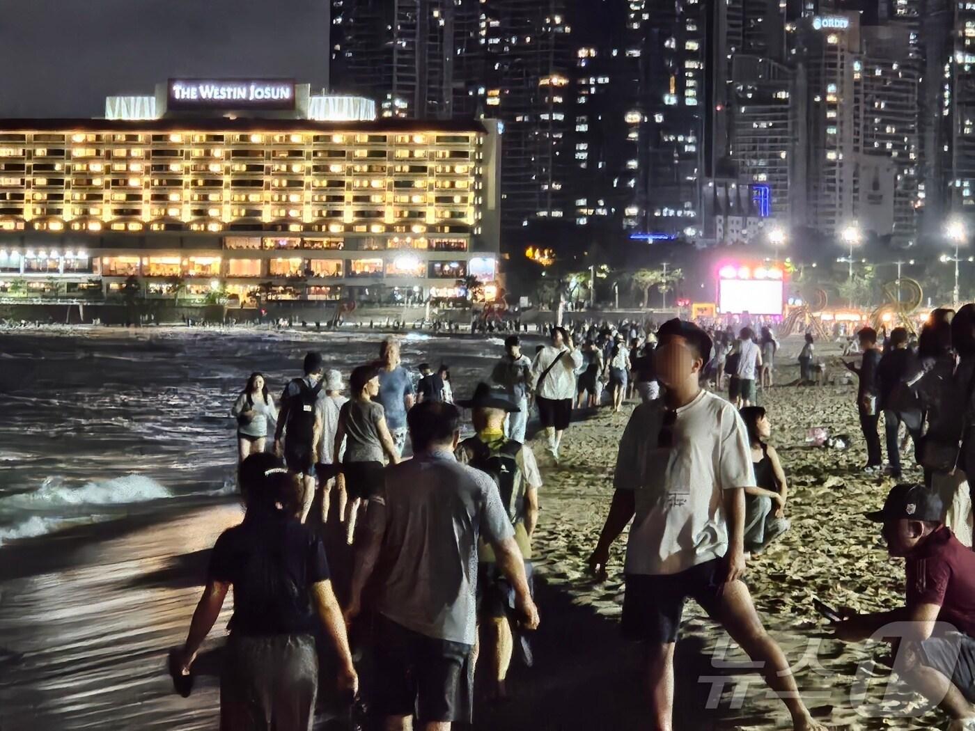 본문 이미지 - 17일 오후 부산 해운대해수욕장이 피서객들로 붐비고 있다.2024.8.17/ 뉴스1 ⓒ News1