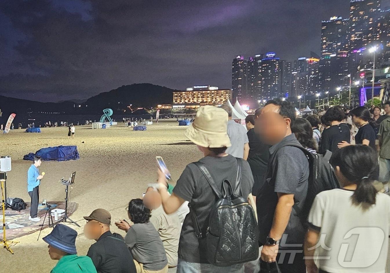 본문 이미지 - 부산 해운대해수욕장에서 시민들이 버스킹 공연을 즐기고 있다. 2024.8.18/뉴스1 ⓒ News1 조아서 기자