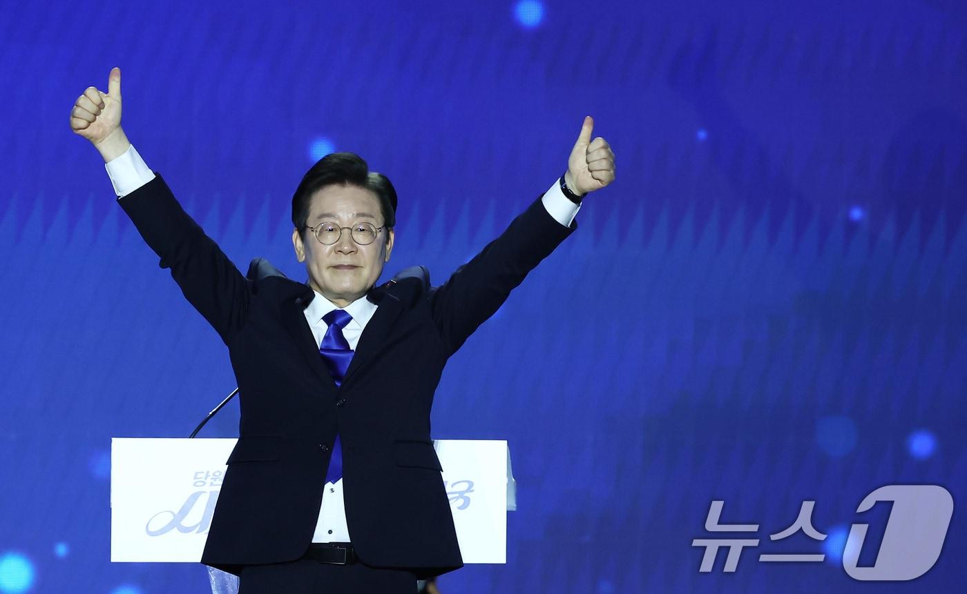 본문 이미지 - 이재명 더불어민주당 대표가 18일 오후 서울 송파구 KSPO DOME(올림픽체조경기장)에서 열린 제1차 정기전국당원대회에서 수락연설을 마치고 인사하고 있다. 2024.8.18/뉴스1 ⓒ News1 김민지 기자