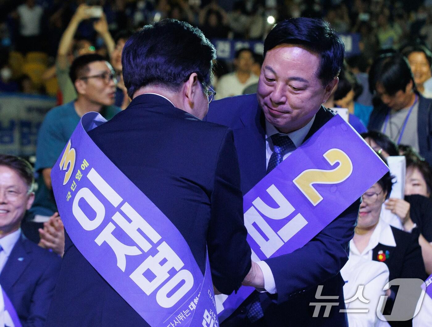 본문 이미지 - 지난 8월 18일 오후 서울 송파구 올림픽공원 KSPO돔에서 열린 제1차 정기전국당원대회에서 연임에 성공한 이재명 대표가 김두관 후보의 축하를 받고 있다. &#40;공동취재&#41;2024.8.18/뉴스1 ⓒ News1 김민지 기자