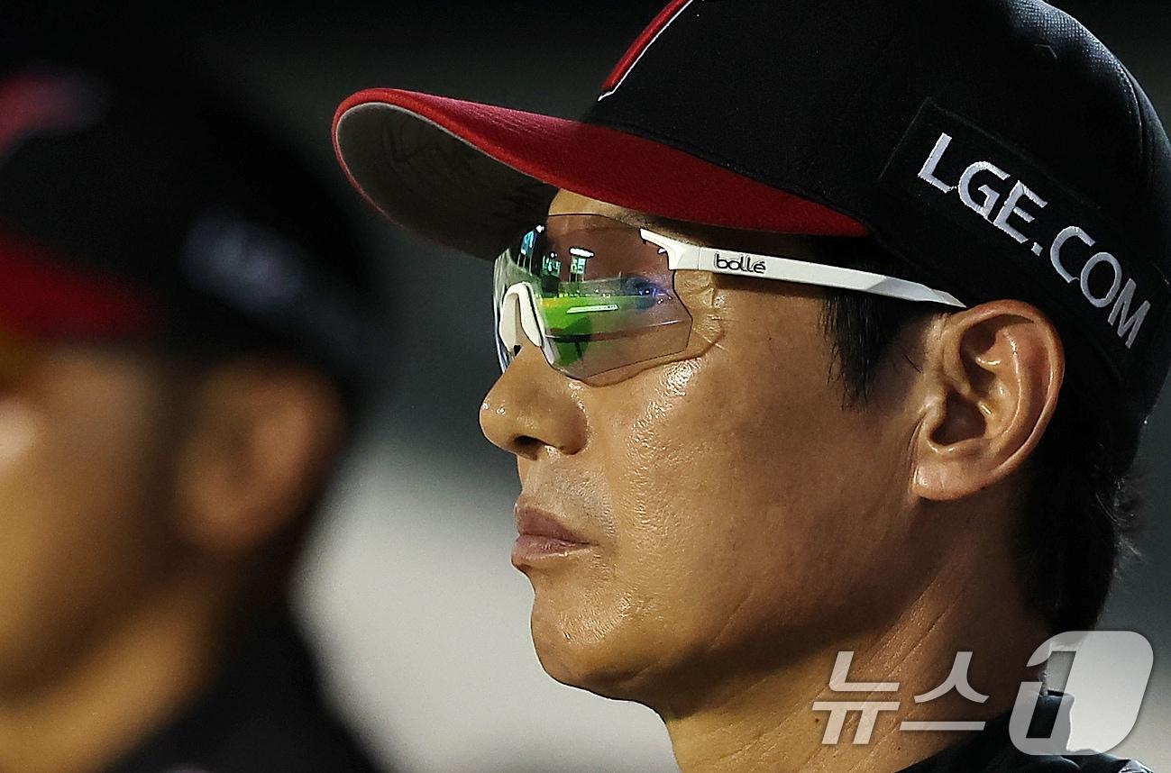 본문 이미지 - 18일 오후 서울 송파구 잠실야구장에서 열린 ‘2024 신한 SOL 뱅크 KBO리그’ KIA 타이거즈와 LG 트윈스의 경기, LG 염경엽 감독이 7회말 굳은 표정을 지으며 경기를 지켜보고 있다. 2024.8.18/뉴스1 ⓒ News1 김진환 기자