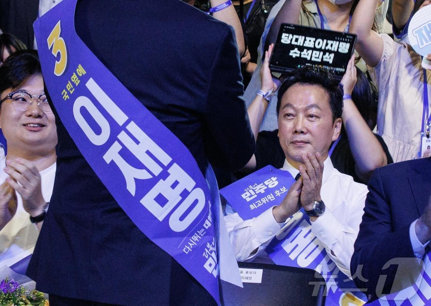 정봉주 더불어민주당 최고위원 후보가 18일 서울 송파구 KSPO DOME&#40;올림픽체조경기장&#41;에서 열린 더불어민주당 제1차 정기전국당원대회에서 이재명 더불어민주당 대표의 당선을 축하하고 있다. &#40;공동취재&#41; 2024.8.18/뉴스1 ⓒ News1 김민지 기자