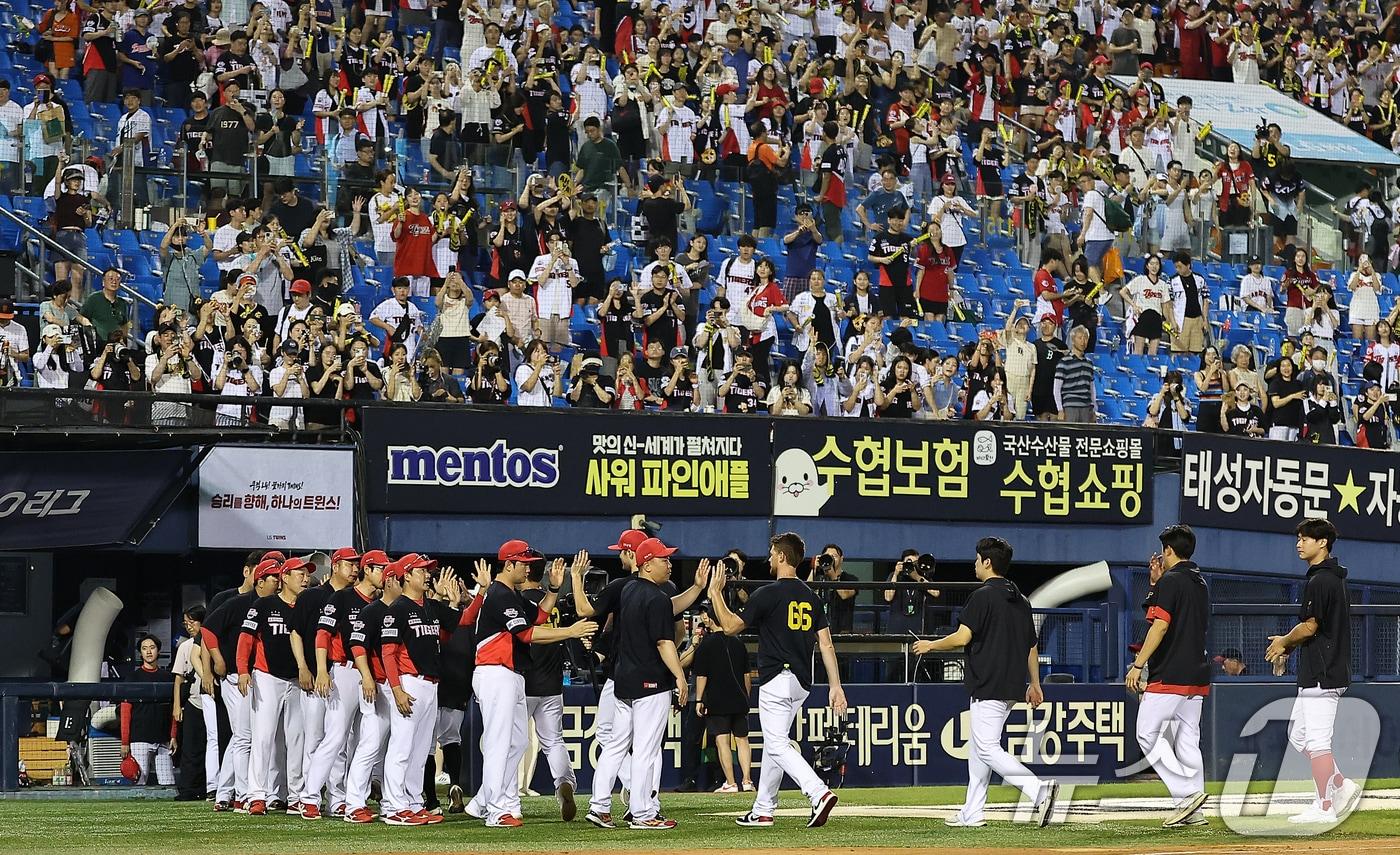18일 오후 서울 송파구 잠실야구장에서 열린 ‘2024 신한 SOL 뱅크 KBO리그’ KIA 타이거즈와 LG 트윈스의 경기에서 4대0 승리를 거둔 KIA 이범호 감독을 비롯한 코칭스테프들이 선수들과 하이파이브를 하고 있다. 2024.8.18/뉴스1 ⓒ News1 김진환 기자