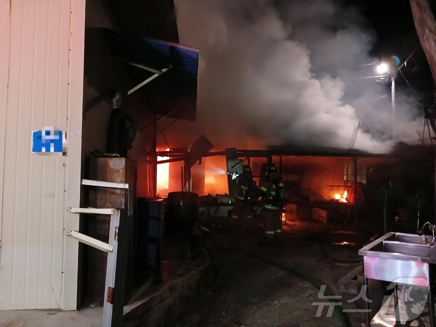 본문 이미지 - 경북 예천군 보문면 독양리 한 주택에서 불이나 소방당국이 화재를 진압하고 있다(경북소방본부 제공)2024.8.19/뉴스1