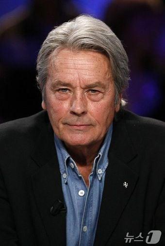 본문 이미지 - '세기의 미남' 프랑스 배우 알랭 들롱이 2008년 1월 7일 파리에서 TV 토크쇼 '르 그랑 주르날'에 출연을 하고 있다. 알랭 들롱은 18일(현지시간) 88세를 일기로 세상을 떠났다. 2024.08.19 ⓒ AFP=뉴스1 ⓒ News1 우동명 기자