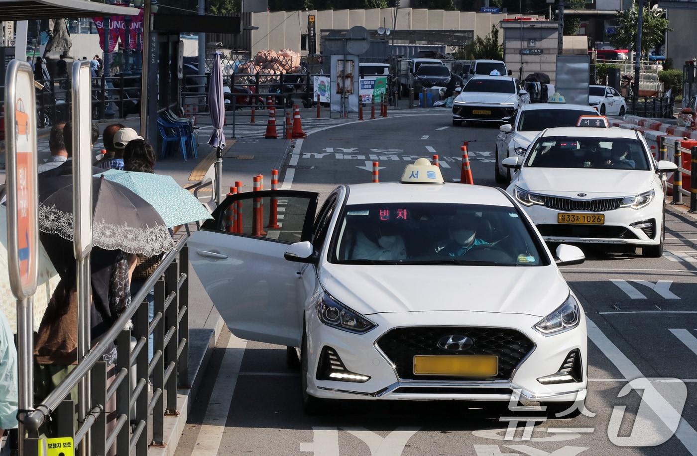 본문 이미지 - 19일 서울역 택시승차장에서 시민들이 택시를 이용하고 있다. . 2024.8.19/뉴스1 ⓒ News1 박세연 기자