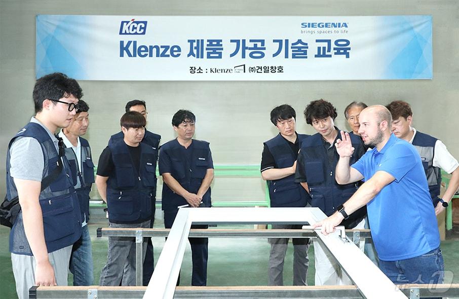 본문 이미지 - KCC 창호트레이닝 센터에서 독일 지게니아 본사 엔지니어가 클렌체 이맥스클럽 대리점 대상으로 클렌체 하드웨어 조립 교육을 하고 있다.&#40;KCC 제공&#41;