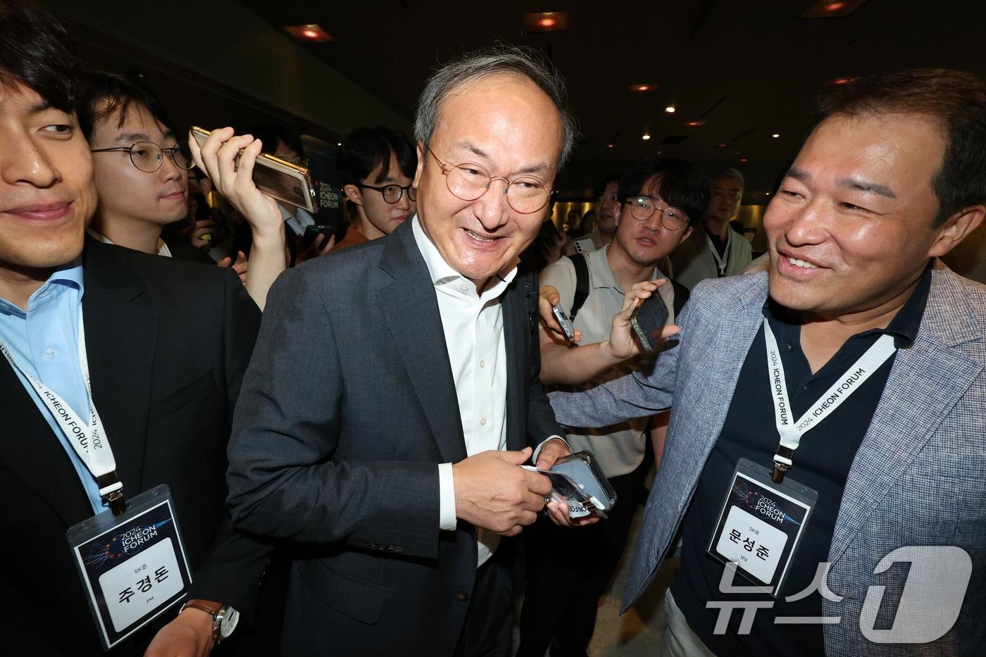 이석희 SK온 대표이사 사장이 19일 서울 광진구 워커힐호텔에서 열린 SK 이천포럼에 참석하고 있다. SK그룹은 이번 포럼에서 인공지능(AI) 중심의 미래 혁신 방안을 논의할 예정이다. 2024.8.19/뉴스1 ⓒ News1 신웅수 기자