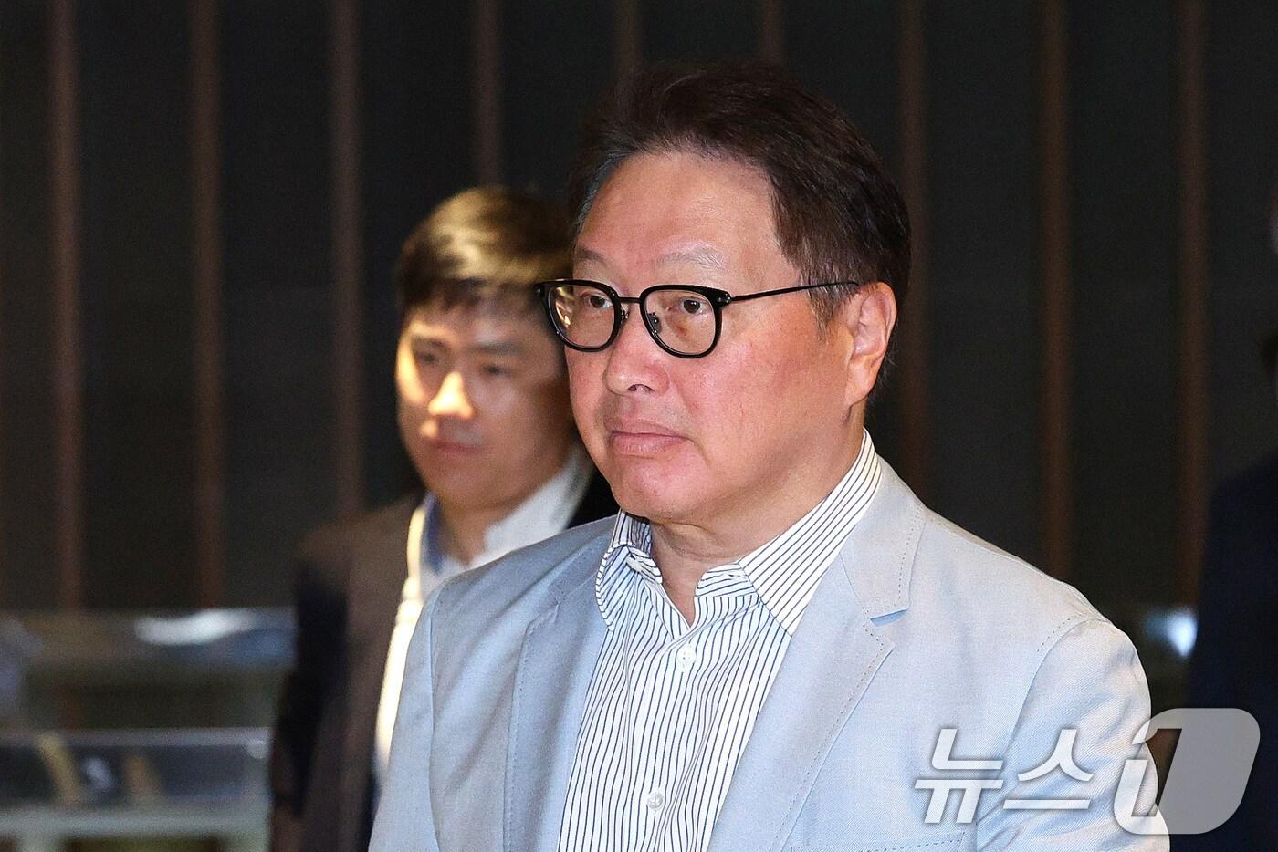 본문 이미지 - 최태원 SK그룹 회장이 19일 서울 광진구 워커힐호텔에서 열린 SK 이천포럼에 참석하고 있다. SK그룹은 이번 포럼에서 인공지능(AI) 중심의 미래 혁신 방안을 논의할 예정이다. 2024.8.19/뉴스1 ⓒ News1 신웅수 기자