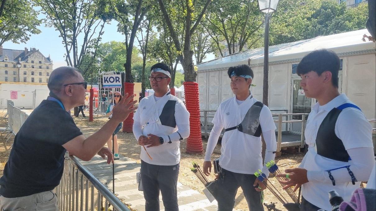 본문 이미지 - 현대차그룹 정의선 회장이 지난달 29일 파리 올림픽에서 홈팀 프랑스와의 결승전을 앞둔 남자 양궁 국가대표팀 선수들을 격려하고 있다. (왼쪽부터) 정의선 회장, 김우진 선수, 이우석 선수, 김제덕 선수(대한양궁협회 제공).