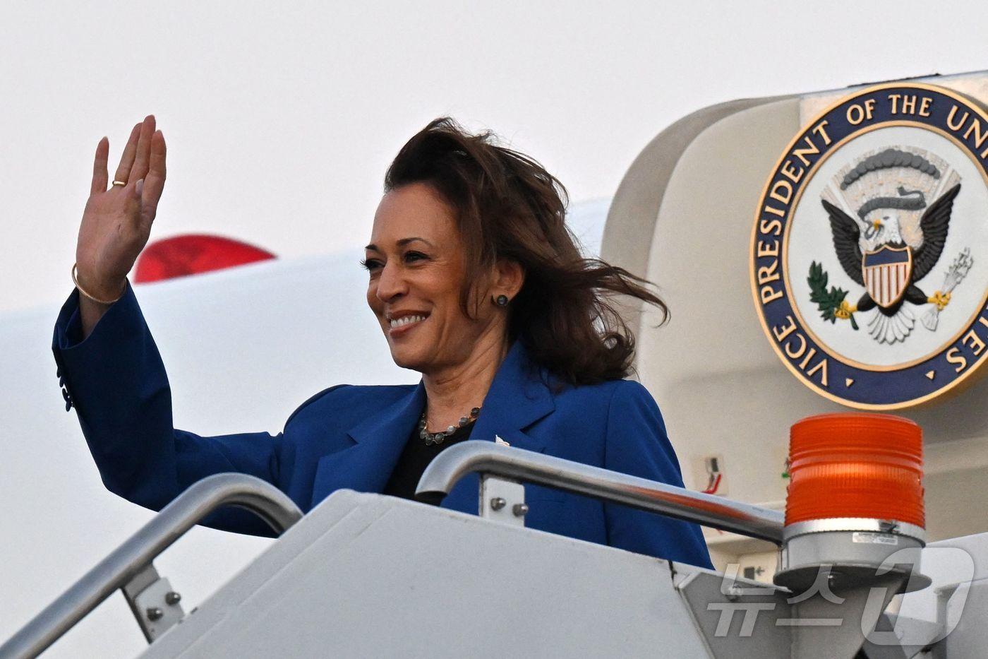 18일(현지시간) 미국 시카고 오헤어 국제공항에 도착한 카멀라 해리스 부통령이 손을 흔들고 있다. 그는 19일부터 시작되는 민주당 전당대회에 참석할 예정이다. ⓒ AFP=뉴스1 ⓒ News1 권진영 기자