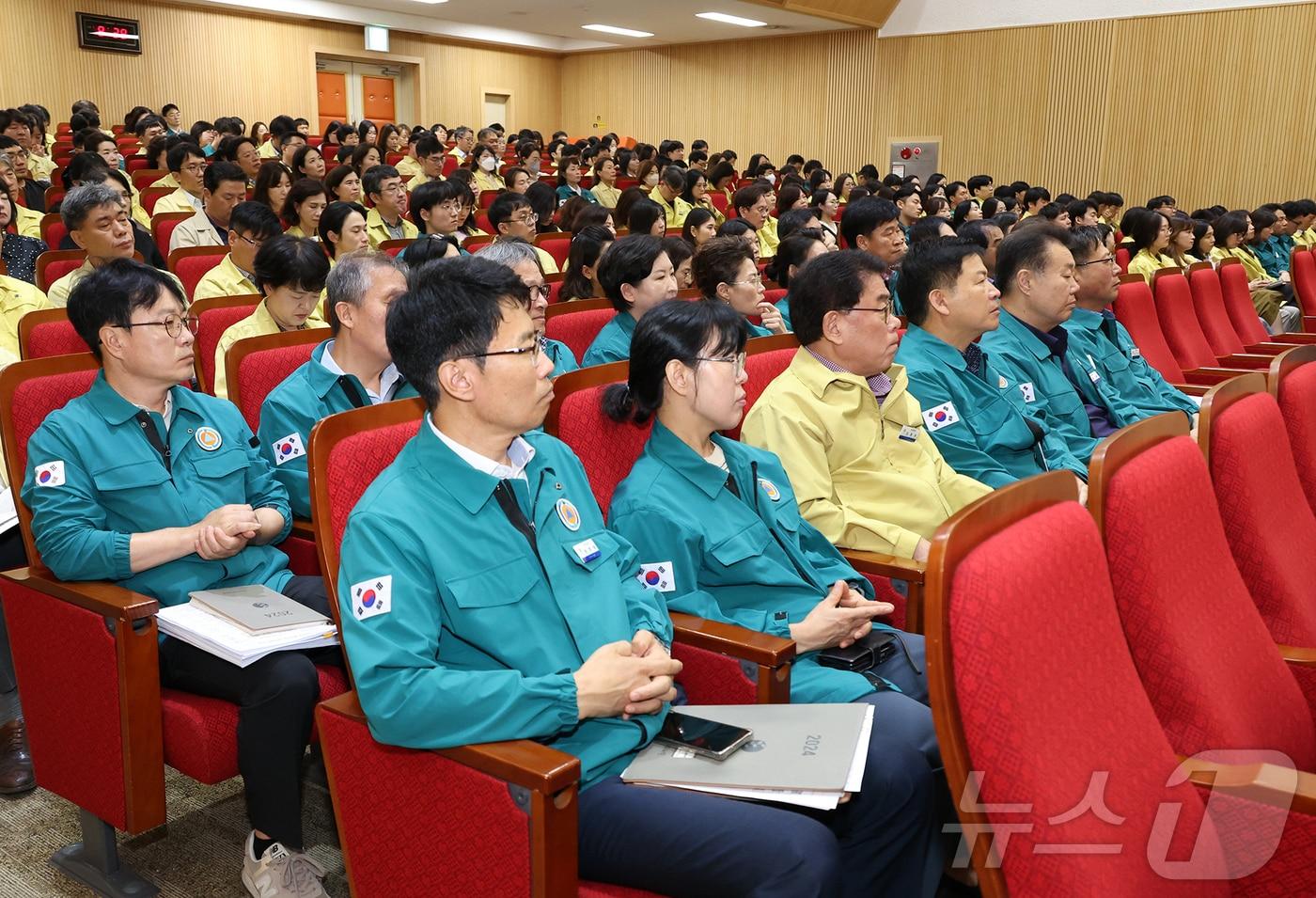 대전교육청 관계자들이 19일 을지연습 최초상황보고를 듣고 있다. &#40;대전교육청 제공&#41;/뉴스1