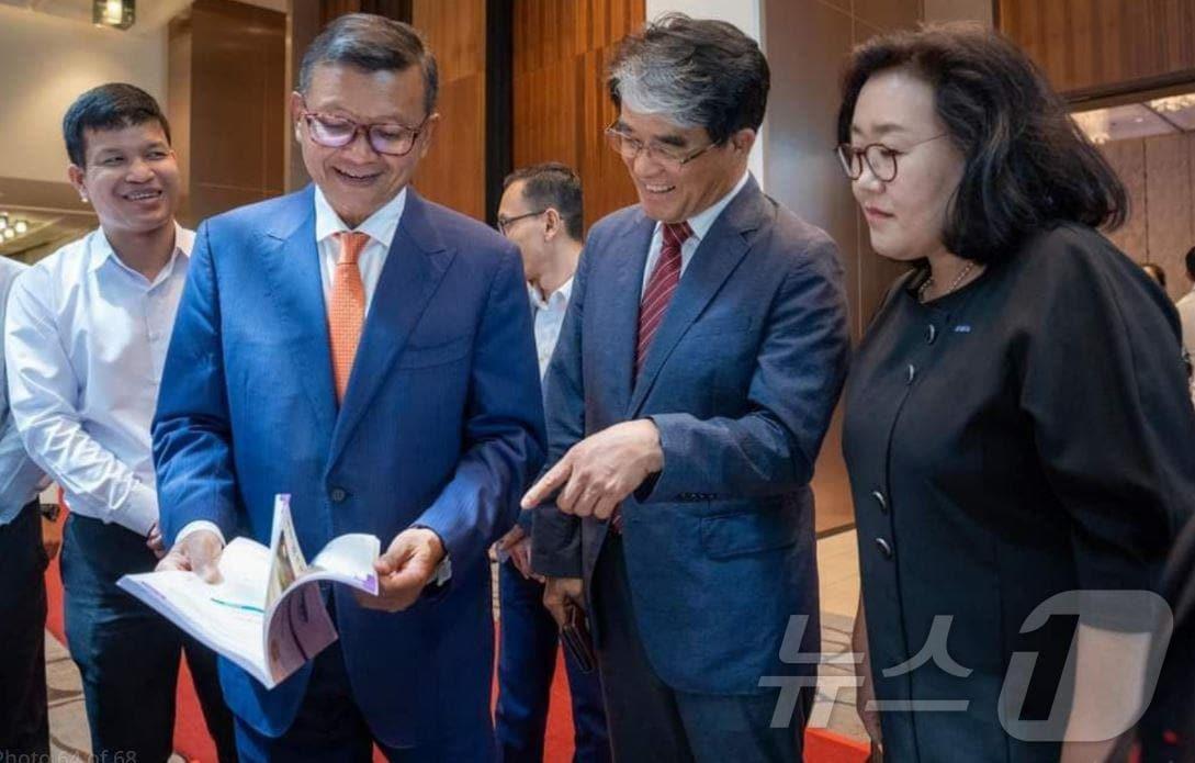 본문 이미지 - 한국교원대학교가 KOICA(한국국제협력단)와 함께 캄보디아 중학교 ICT 교육 지원사업을 수행해 개발한 교과서를 캄보디아 정부 관계자 들에게 설명하고 있다.(한국교원대 제공)/뉴스1