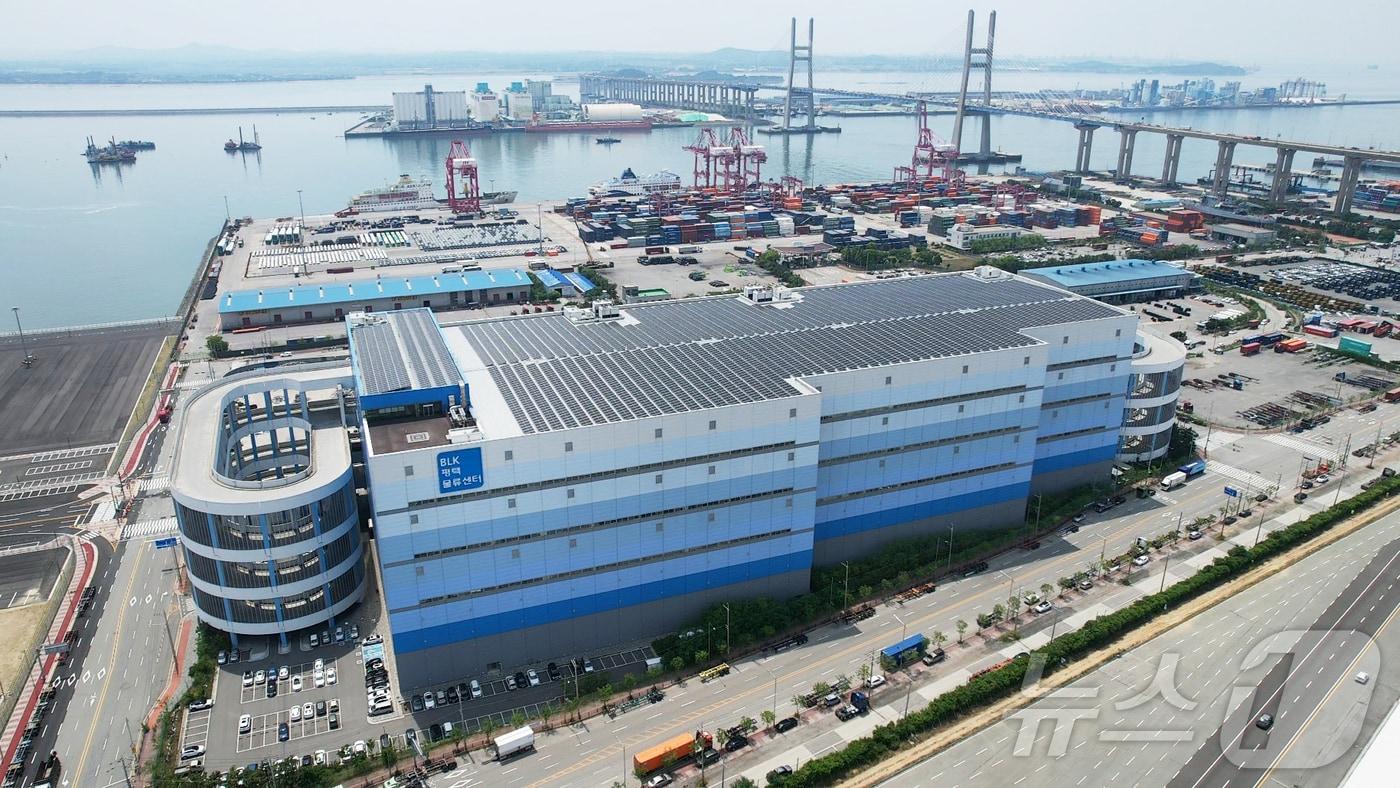 BLK평택물류센터 지붕에 마련된 태양광 발전소(브라이트에너지파트너스 제공)
