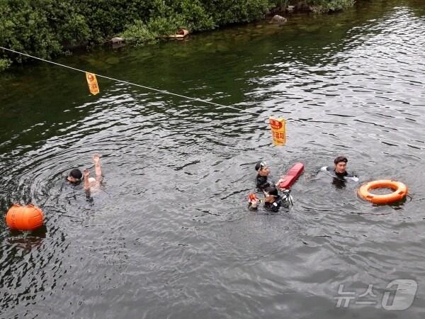 본문 이미지 - 거창소방서 수난사고 구조활동(거창소방서 제공).