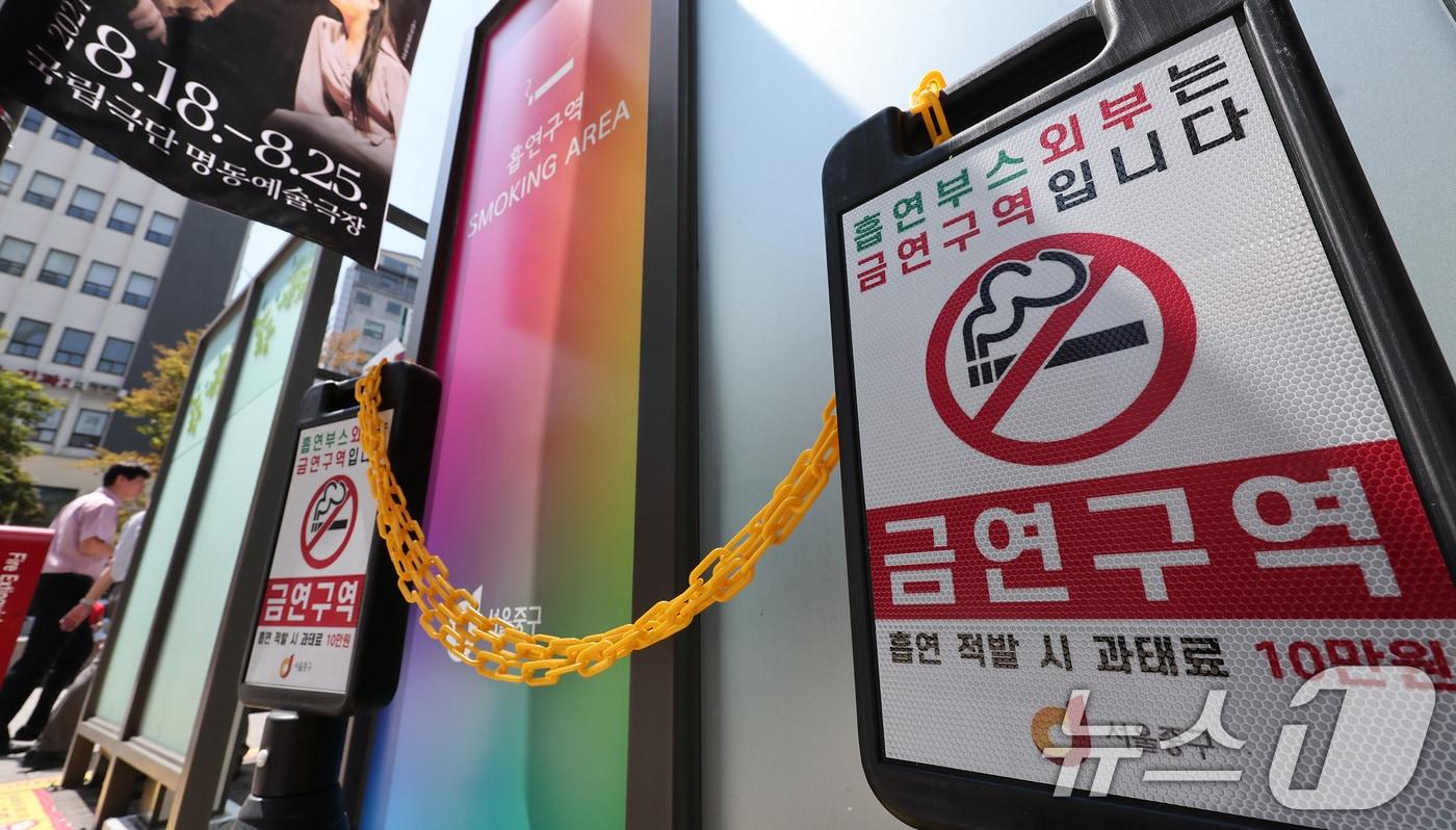 19일 서울 중구 거리에 설치된 흡연부스에 '흡연부스 외부는 금연구역입니다'라는 문구가 적힌 표지판이 설치돼 있다. 2024.8.19/뉴스1 ⓒ News1 김성진 기자