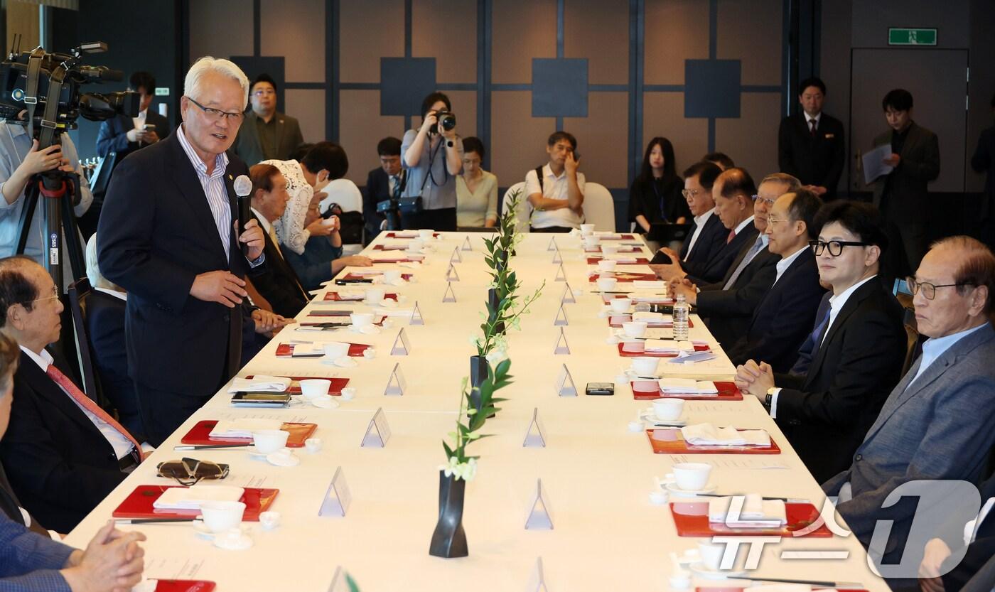 정의화 국민의힘 상임고문단 회장이 서울 여의도 63빌딩 백리향에서 열린 상임고문단 오찬 회의에서 인사말을 하고 있다. 2024.8.19/뉴스1 ⓒ News1 국회사진취재단