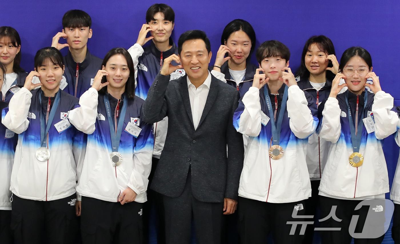 본문 이미지 - 오세훈 서울시장이 19일 서울시청에서 열린 파리올림픽 참가 선수단 격려 간담회에서 선수들과 기념촬영을 하고 있다. 앞줄 왼쪽부터 펜싱 전하영, 윤지수, 오 시장, 태권도 이다빈, 사격 양지인. 2024.8.19/뉴스1 ⓒ News1 박세연 기자
