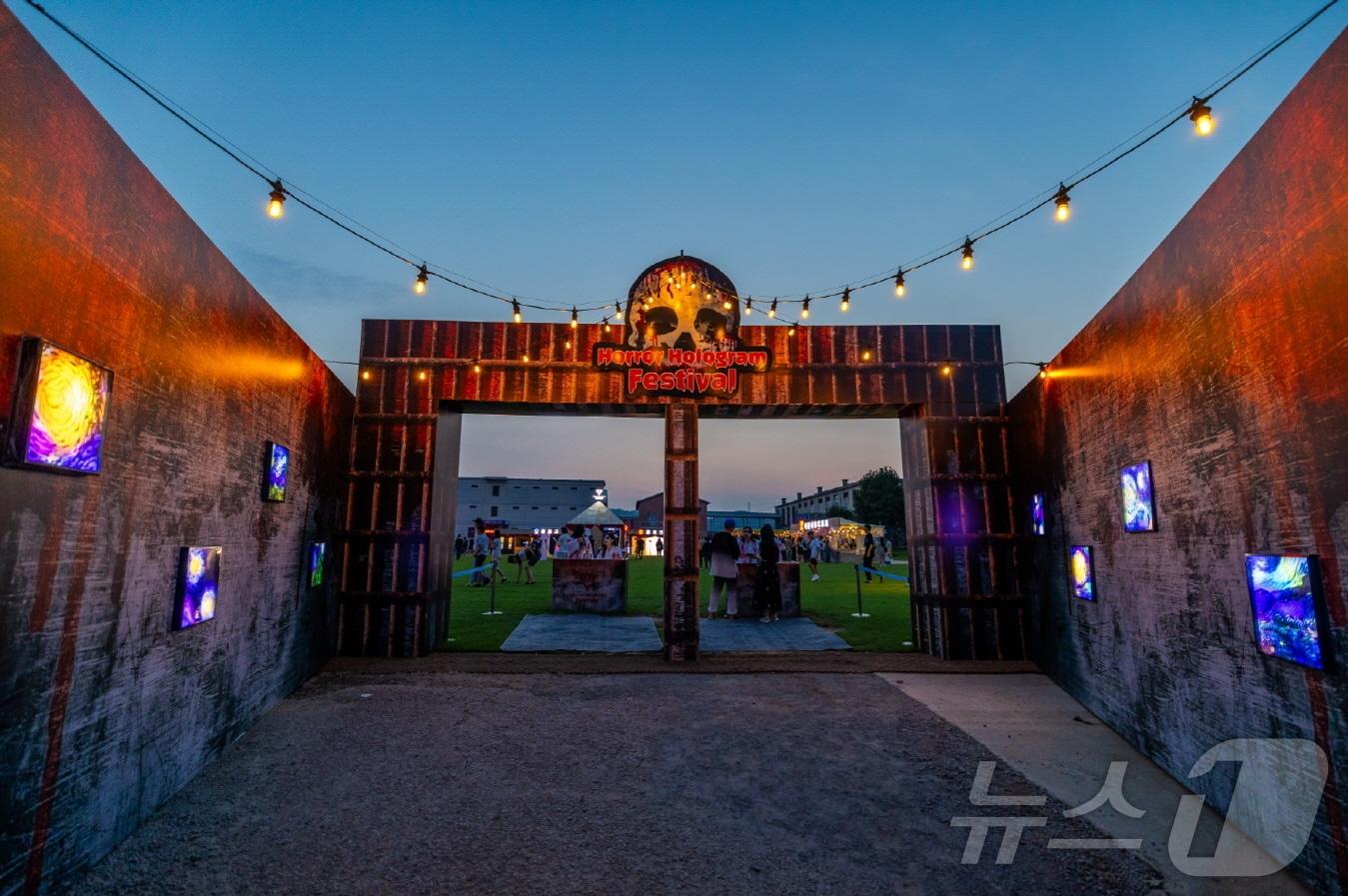 본문 이미지 - 9월 26일부터 10월 3일까지 전북 익산시 교도소 세트장에서 '호러 홀로그램 페스티벌'이 개최된다.(익산시 제공)/뉴스1