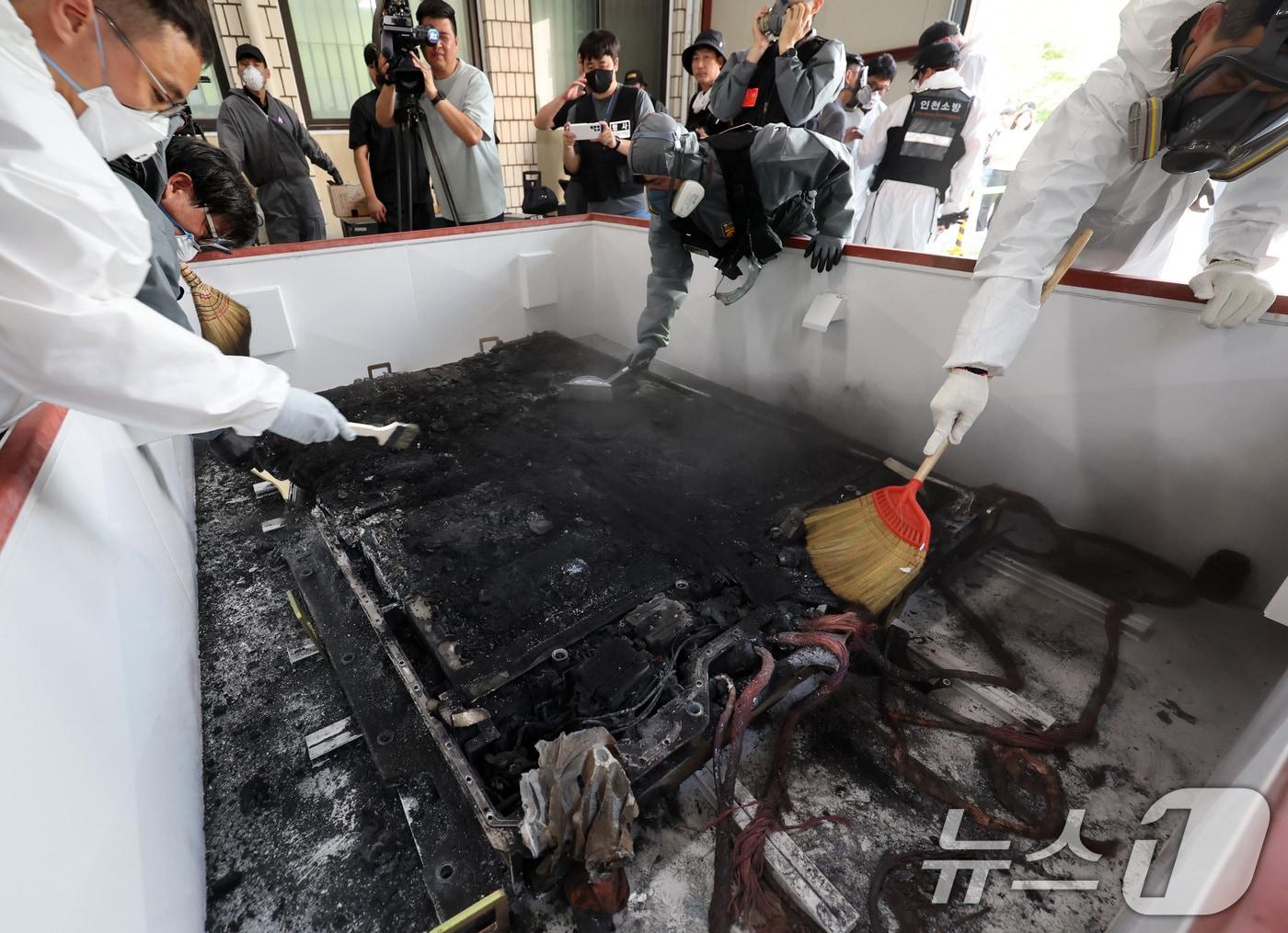 본문 이미지 - 19일 오전 인천서부경찰서에서 인천 전기차 화재 3차 합동감식이 진행되고 있다. 이날 경찰과 소방, 국과수 관계자들이 완전히 타버린 배터리 모듈을 감식하고 벤츠 기술진들이 참관했다. (공동취재) 2024.8.19/뉴스1 ⓒ News1 이재명 기자