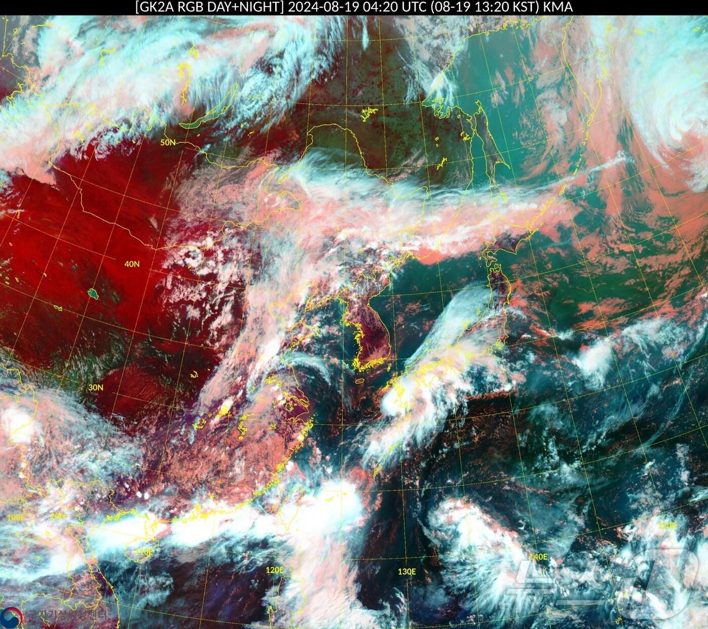 본문 이미지 - 19일 오후 1시 20분 경 천리안위성 2A호에서 확인한 태풍 종다리 등 동아시아 기압계(기상청 제공) ⓒ 뉴스1