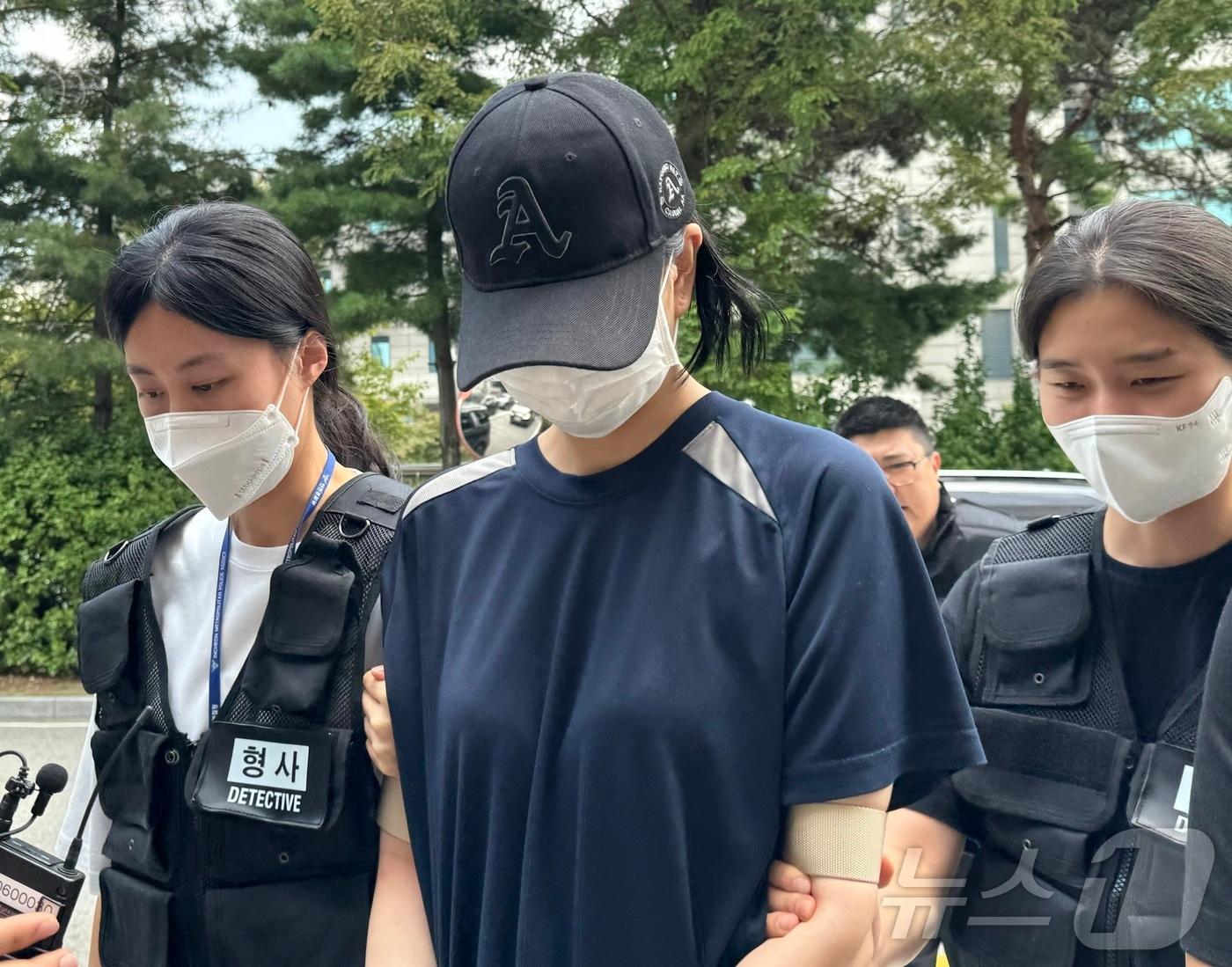 본문 이미지 - 19일 오후 인천시 미추홀구 인천지법 영장실질심사장 앞에 PC방에서 전남자친구를 살해하려다 미수에 그친 20대 A씨가 모습을 드러냈다.2024.8.19 ⓒ News1 박소영 기자