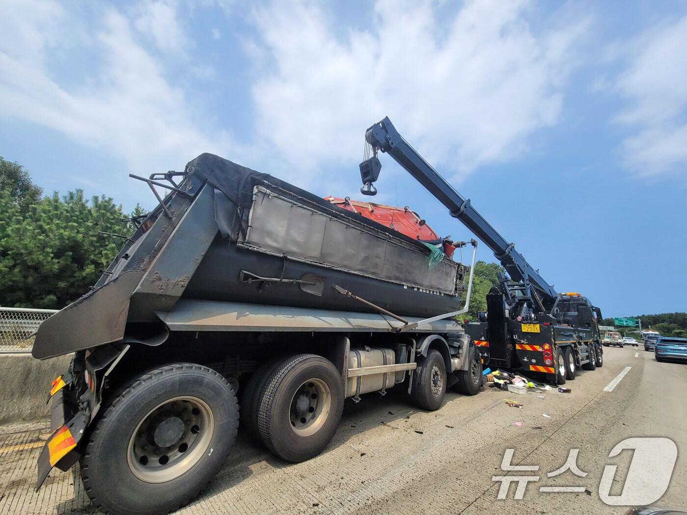 본문 이미지 - 19일 오전 11시50분쯤 경북 포항시 북구 흥해읍 남송리 교차로 인근에서 대형 트럭이 작업 차량을 들이받아 일대 교통이 극심한 정체를 빚었다. 2024.8.19/뉴스1 ⓒ News1 최창호 기자