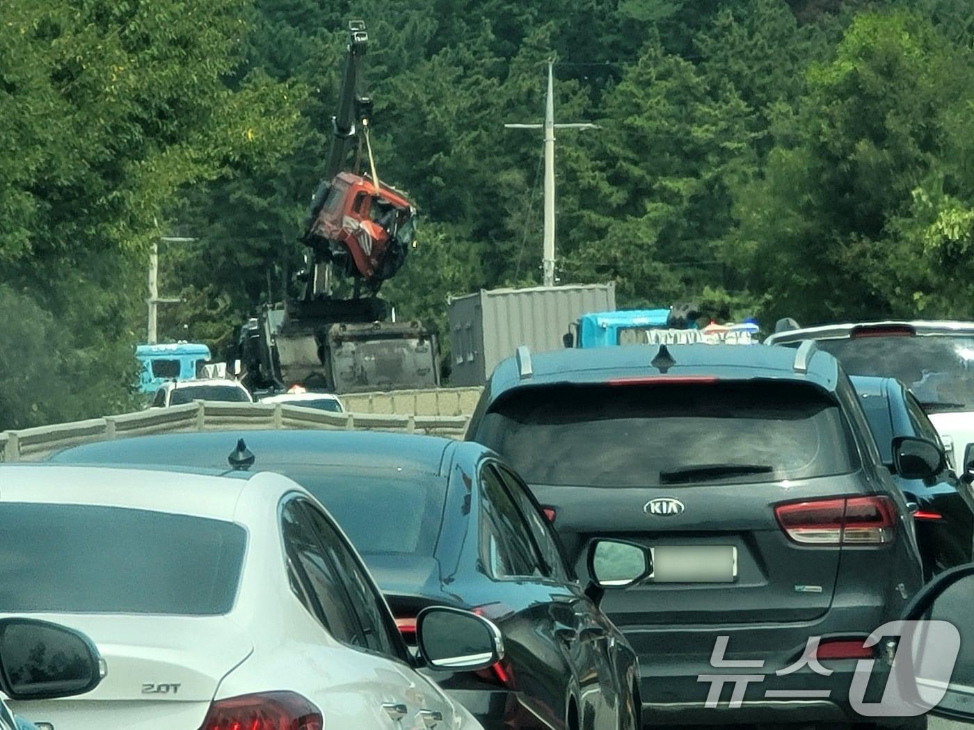 본문 이미지 - 경북 포항시 국도대체우회도로 북구 흥해읍 남송리 교차로 인근에서 교통사고가 발생해 일대 교통이 정체되고 있다.  2024.8.19/뉴스1 ⓒ News1 최창호 기자