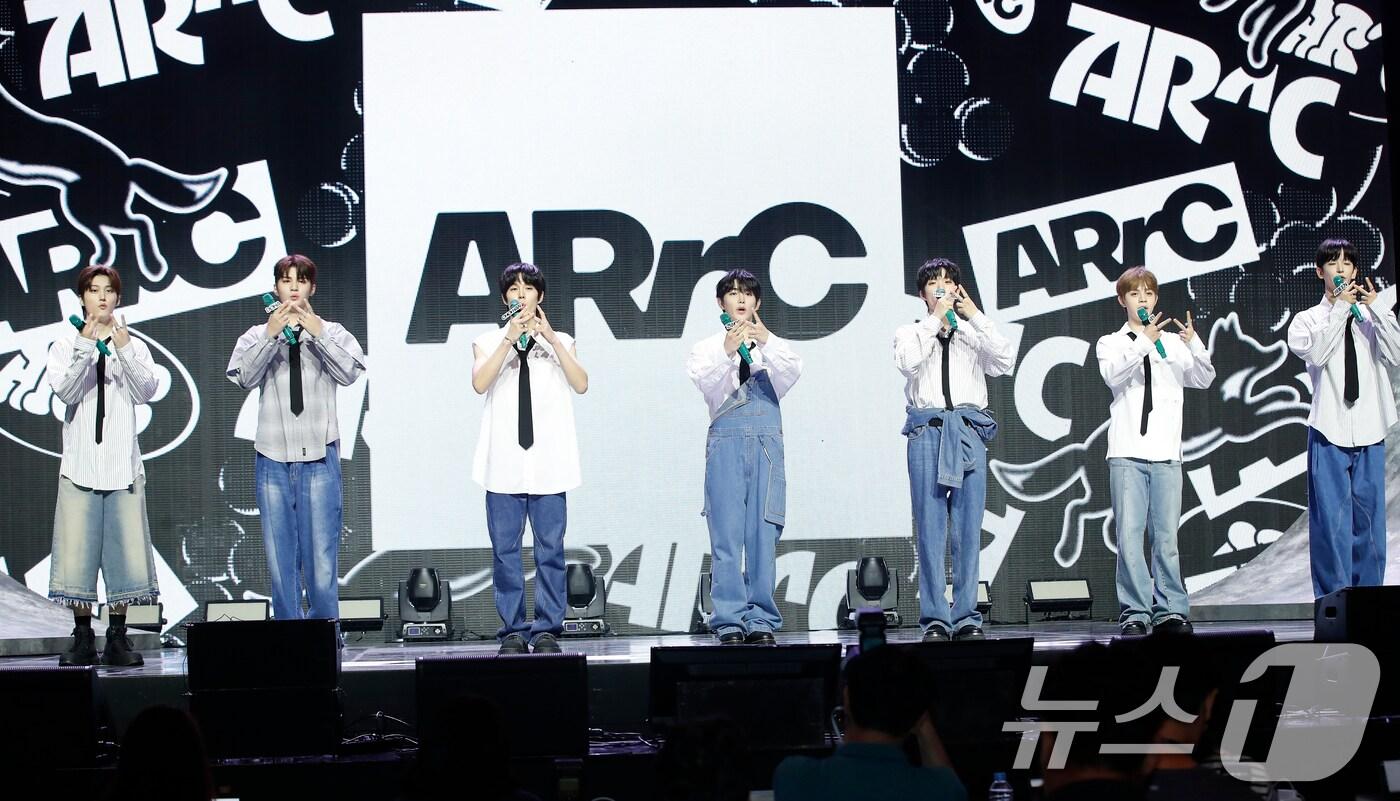 아크&#40;ARrC&#41;의 리오토&#40;왼쪽부터&#41;와 도하, 최한, 지우, 현민, 끼엔, 지빈이 19일 오후 용산구 블루스퀘어에서 가진 첫 EP &#39;에이알스퀘어씨&#39;&#40;AR^C&#41; 쇼케이스에서 인사를 하고 있다. 2024.8.19/뉴스1 ⓒ News1 권현진 기자