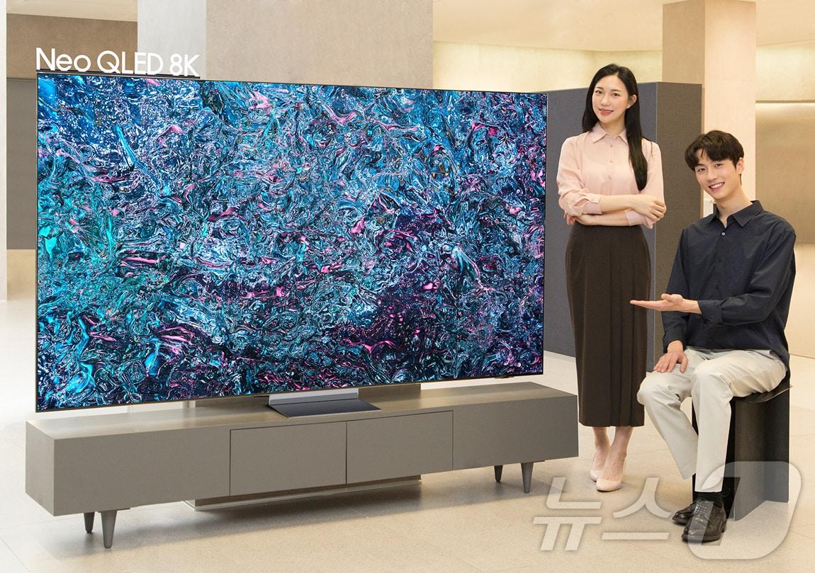 본문 이미지 - 삼성전자 모델이 Neo QLED 8K를 소개하고 있다(삼성전자 제공). ⓒ 뉴스1