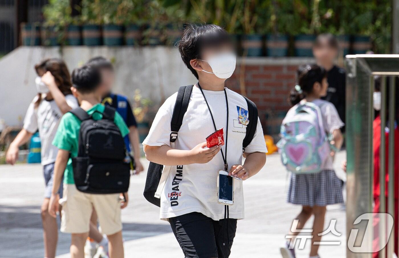본문 이미지 - 마사크 쓰고 하교하는 초등생. 2024.8.19/뉴스1 ⓒ News1 이재명 기자