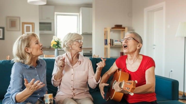 본문 이미지 - 지역 커뮤니티 센터에서 취미 생활을 하고 있는 캐나다 시니어의 모습. 2024.08.17&lt;출처:Serenity Senior Care 홈페이지&gt;